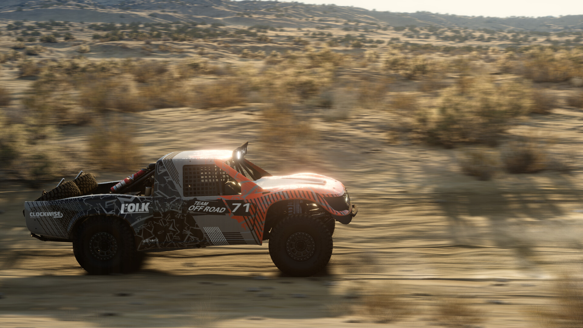 Vista de un vehículo sorteando obstáculos y rampas en el modo de pruebas de físicas para demostrar el trabajo de la suspensión en BeamNG.drive para PC.