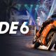 Motocicleta deportiva de RIDE 6 inclinada en una curva cerrada de un circuito profesional